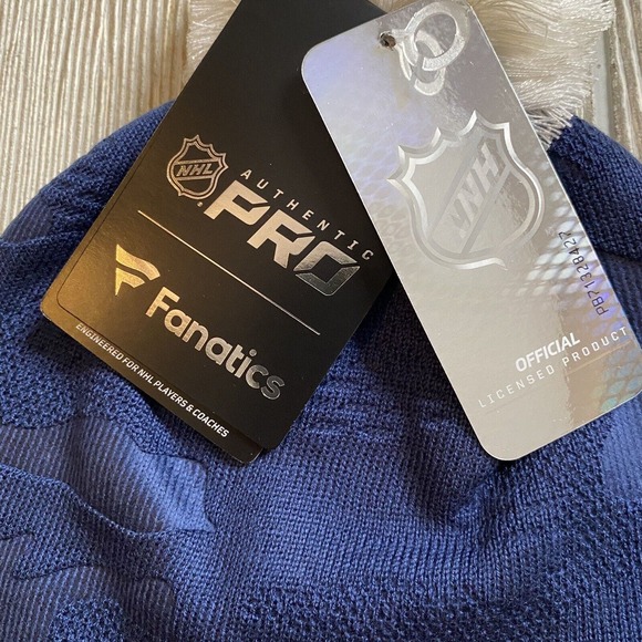 Fanatics Authentic Pro Toronto Maple Leafs Logo Locker Room Pom Beanie Hat New - Picture 3 of 6